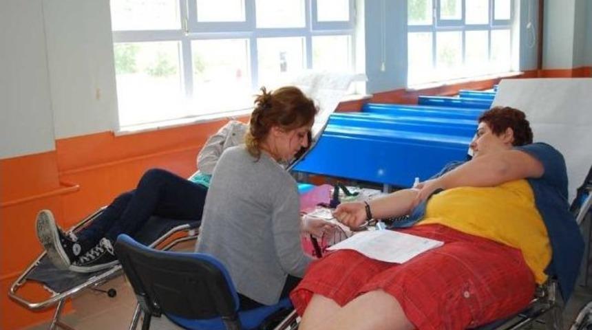 &Uuml;niversite &Ouml;ğrencilerinden Kan Bağışına Destek