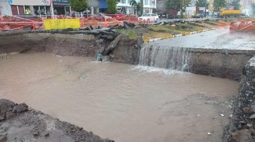 Sağanak Yağış D-100'&uuml; Şelaleye &Ccedil;evirdi