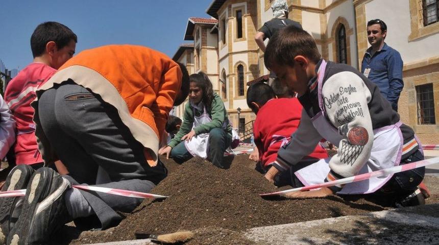 Kazı Alanına &Ccedil;ocuk Eli Değdi