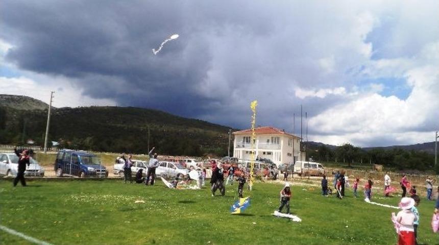 Minikler "u&ccedil;urtma Şenliği"nde G&ouml;n&uuml;llerince Eğlendi