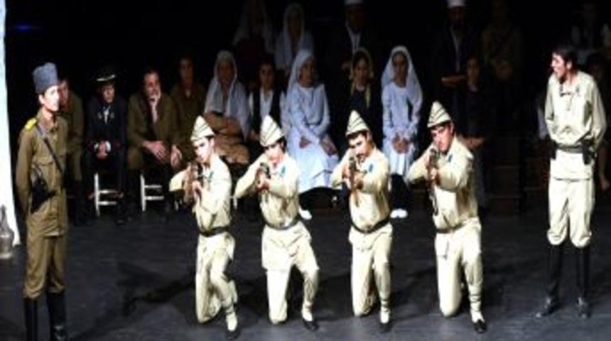 Tiyatro Festivalinde Savaşı Anlatan Tarihi Oyun Gazileri Duygulandırdı