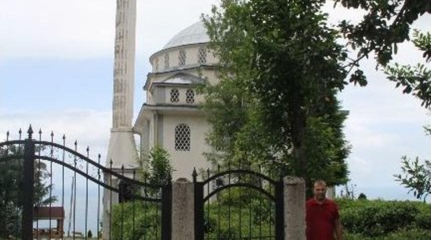 Rize'de Cami Girişindeki İlgin&ccedil; Kapı Dikkat &Ccedil;ekiyor