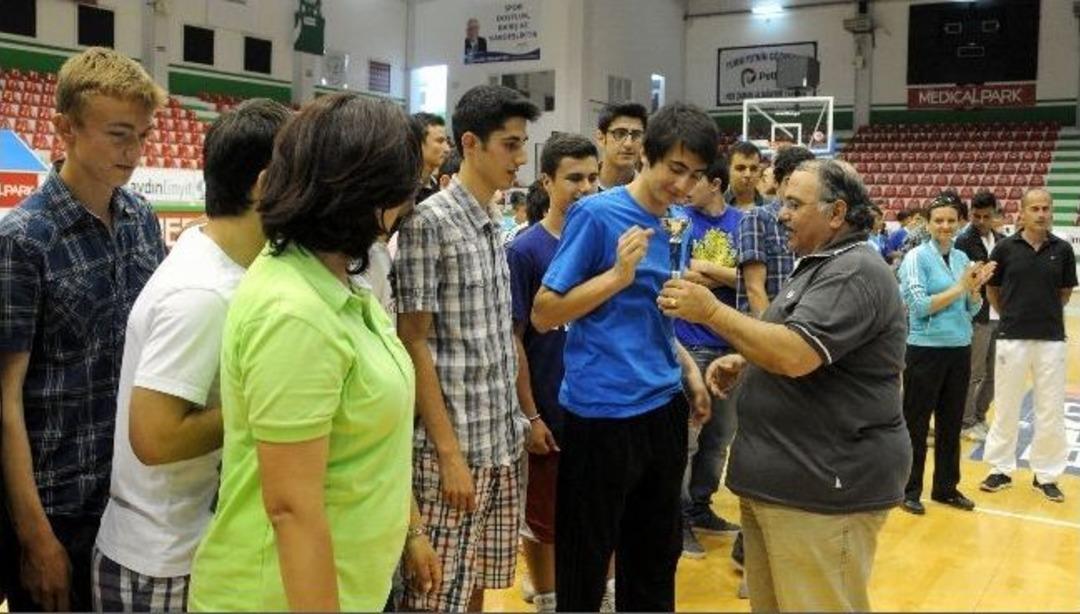 Aliağa&rsquo;lı &Ouml;ğrencilerin Turnuvaları Nefesleri Kesti