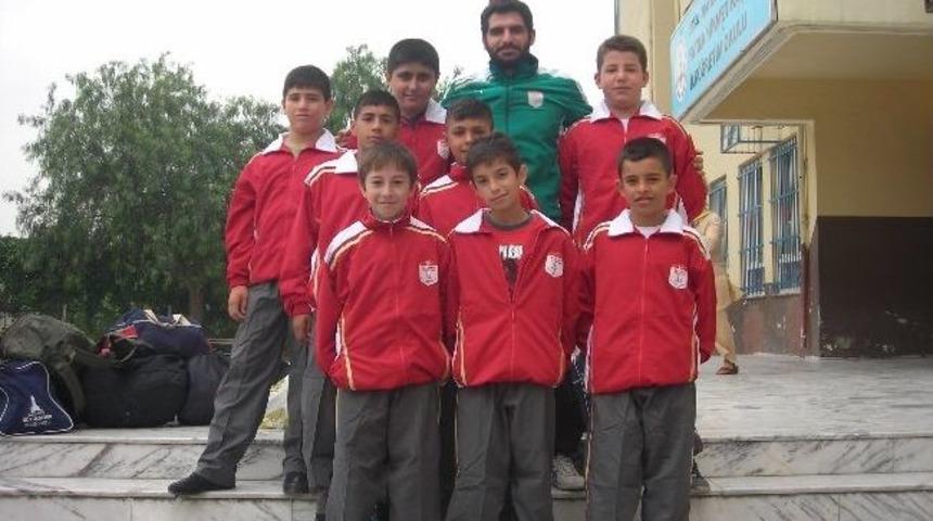 Bayraklı'nın G&uuml;reş&ccedil;ileri Uşak&rsquo;tan Madalyalarla D&ouml;nd&uuml;