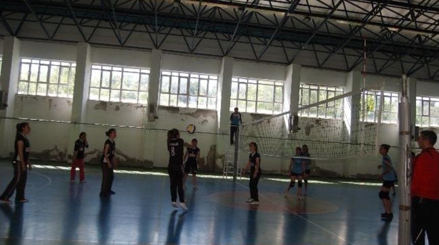 Lapseki&rsquo;de Liseler Arası Voleybol Turnuvası D&uuml;zenlendi