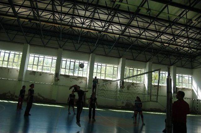 Lapseki’de Liseler Arası Voleybol Turnuvası Düzenlendi