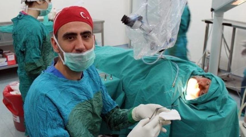 Yozgatlı &Ccedil;ift&ccedil;inin Kulağına Giren Kene Hastanede &Ccedil;ıkarıldı