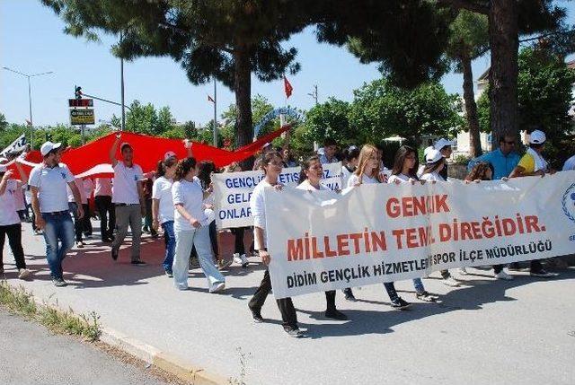 Didim’de Gençlik Haftası Yürüyüşü