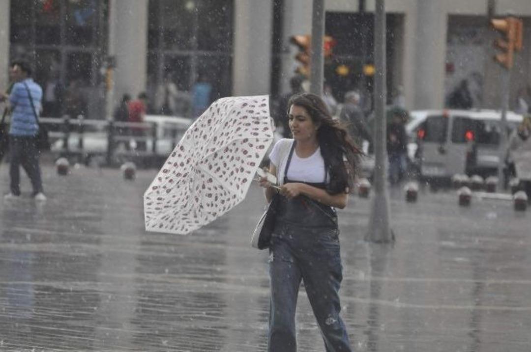 Yağmurdan Korunmak İ&ccedil;in B&uuml;y&uuml;k M&uuml;cadele Verdi