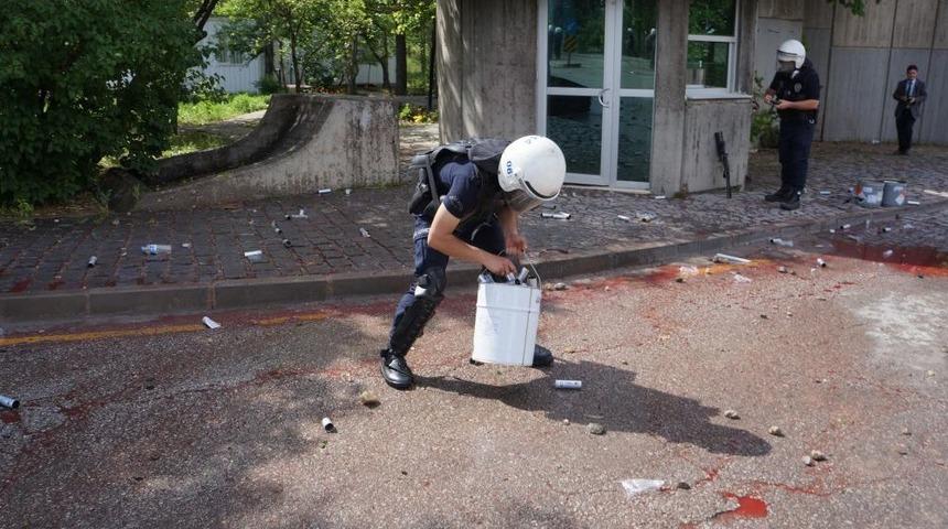 Gaz Bombası Isabet Eden Eylemci Yere B&ouml;yle Yığıldı