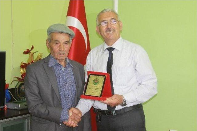 Ziraat Odası Eski Başkanlarına Plaket Verildi