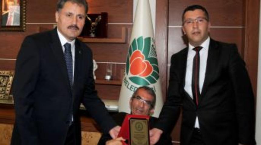 Sakatlar Derneği'nden Engelli Aracı Şof&ouml;rlerine Plaket
