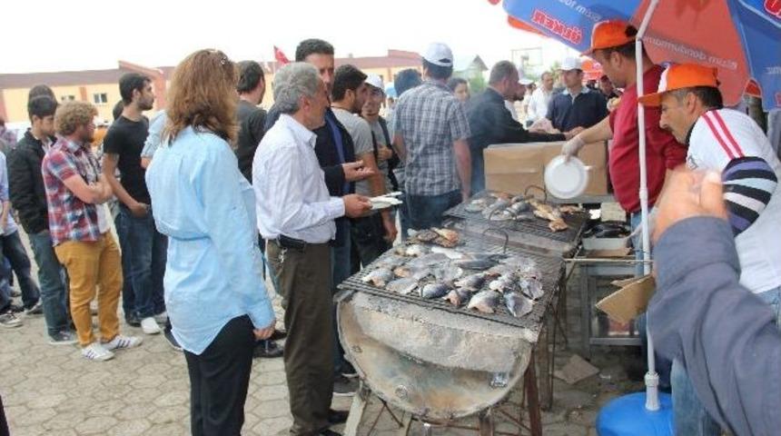 &Uuml;niversitelilerin Balık-ekmek Sırası