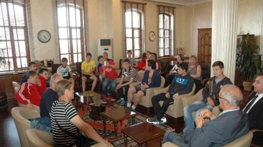 Nowrossiskli &Ouml;ğrenciler Başkan Yılmaz&rsquo;ı Ziyaret Etti