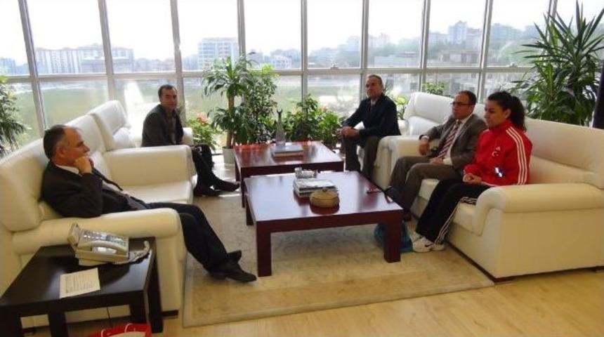 Karate Takımından Rekt&ouml;r Akan&rsquo;a Ziyaret