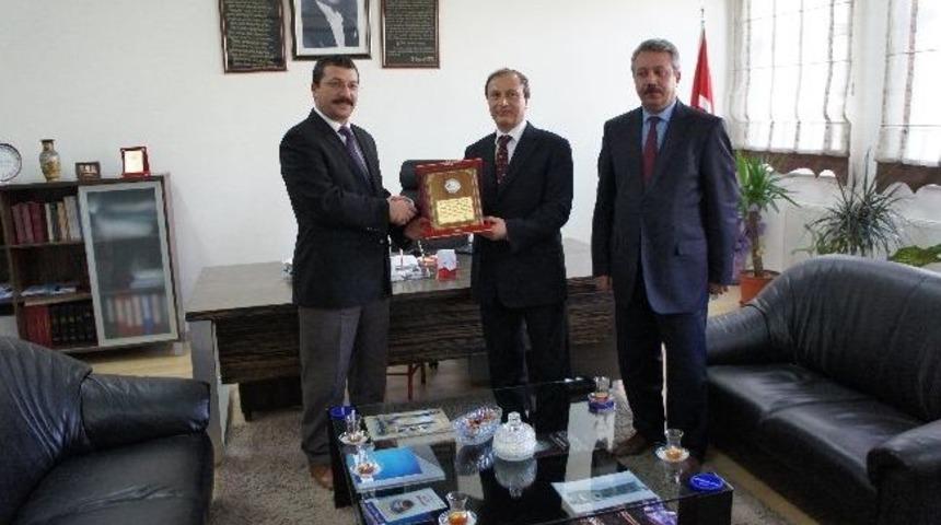 Sgk&rsquo;dan Y&uuml;ksek Prim &Ouml;deyen Aziziye Eğitim Kurumlarına Teşekk&uuml;r Plaketi