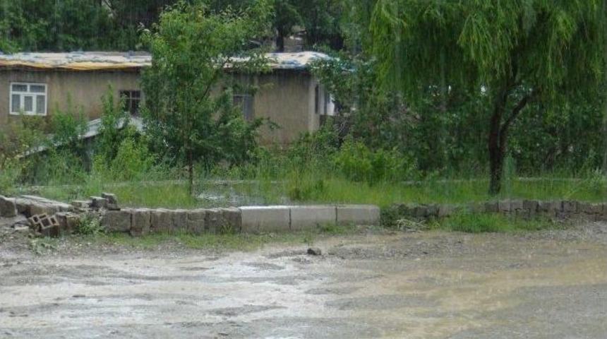 Şemdinli&rsquo;de Şiddetli Yağmur Yağışı