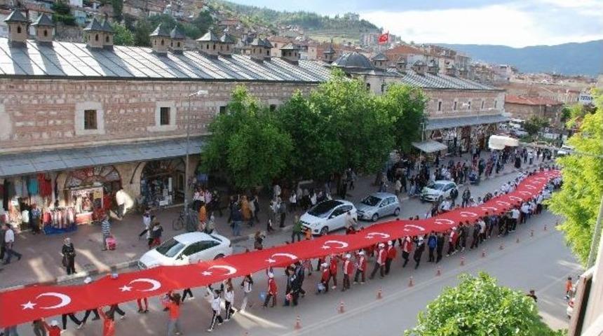 Gen&ccedil;ler 60 Metrelik T&uuml;rk Bayrağı İle Y&uuml;r&uuml;d&uuml;