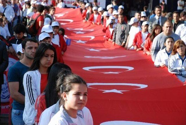 Gençler 60 Metrelik Türk Bayrağı İle Yürüdü