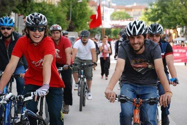 Gençler 60 Metrelik Türk Bayrağı İle Yürüdü