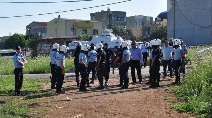 Yol Kapatan Kamyonculara Polisten M&uuml;dahale