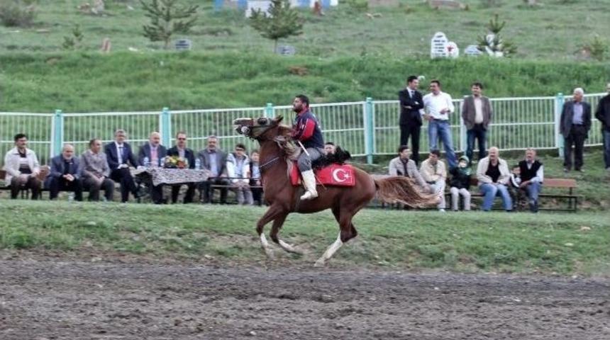 Bayburt Protokol&uuml; Cirit İzleyerek Stres Attı