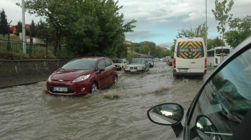 Başkent&rsquo;te Sağanak Yağış Su Baskınlarına Neden Oldu