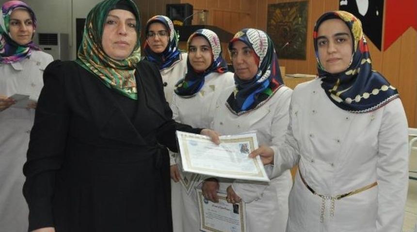 Tashih-i Huruf Kursu Mezunlarına Belgeleri Verildi