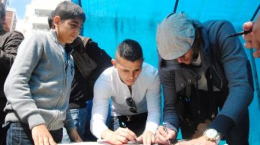 Gakkoşlar taraftarla buluştu.