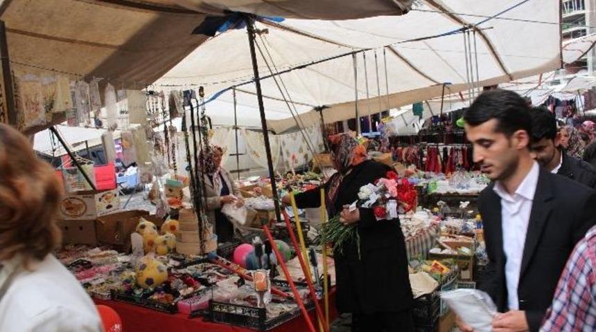 Ak Parti&rsquo;li Kadınlar G&uuml;l Ve &Ouml;nl&uuml;k Dağıttı