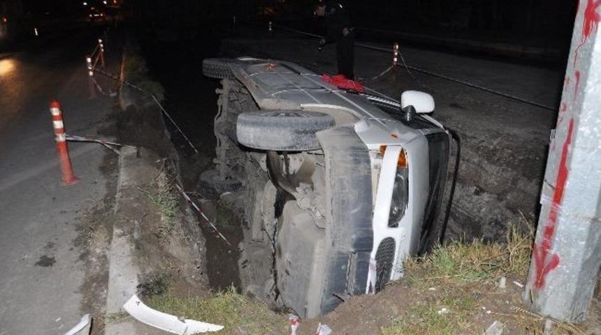 Minib&uuml;s &Ccedil;ukura Devrildi: 1 Yaralı