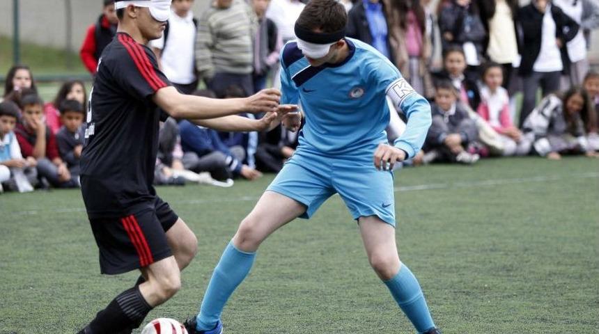 G&ouml;rme Engelliler, G&ouml;renlerle Futbol Ma&ccedil;ı Yaptı