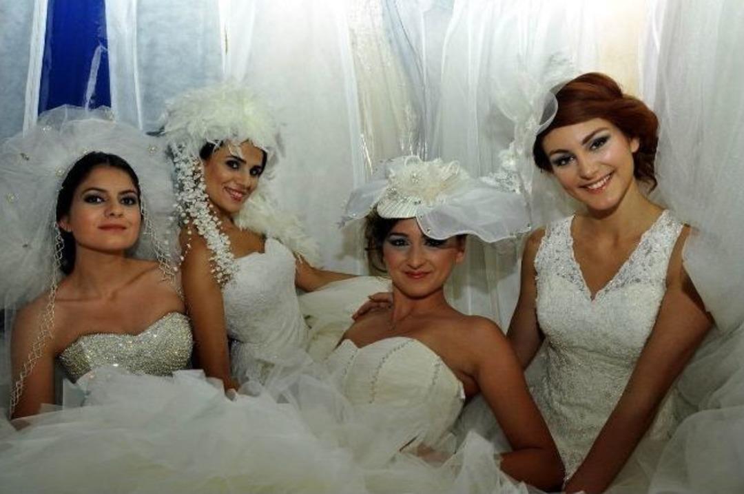 Kuaf&ouml;rlerin Gelinlik Defilesi