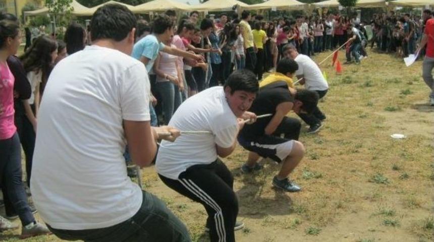 Menderes Anadolu Lisesi Bahar Şenliğinde Eğlendi