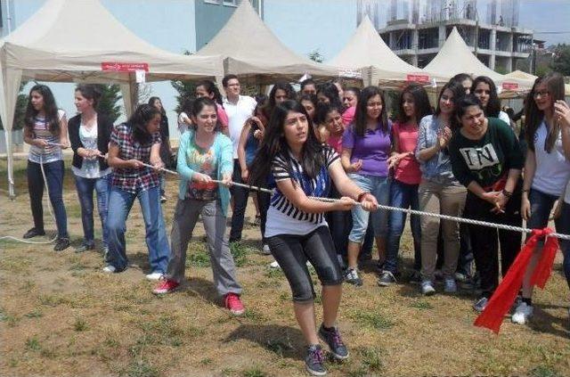 Menderes Anadolu Lisesi Bahar Şenliğinde Eğlendi