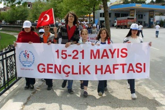 Gençlik Haftası Gençlik Yürüyüşü İle Başladı