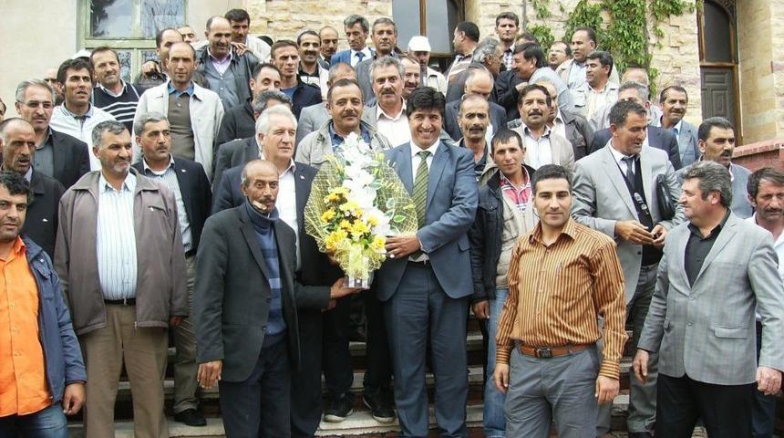 Pasinler Belediyesi, Çalışanına 20 Yıllık Maaş Ve Ikramiye Borcunu Ödedi