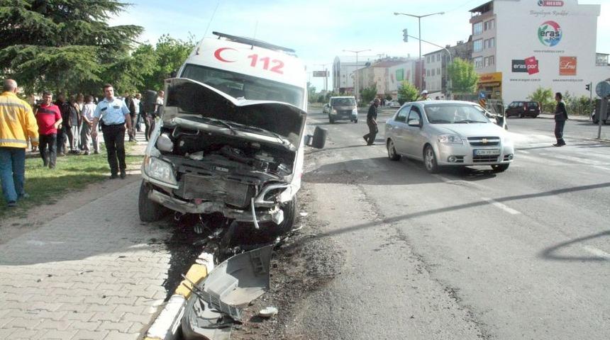Ambulans Otomobile &Ccedil;arptı: 4 Yaralı