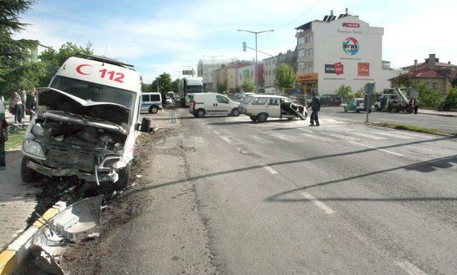 Ambulans Otomobile Çarptı: 4 Yaralı