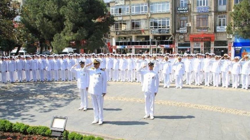 Damyo Anıta &Ccedil;elenk Sundu