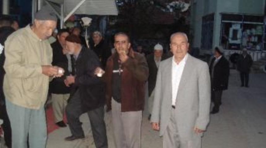 Cemaate Sıcak S&uuml;t Ve Poğa&ccedil;a İkramı