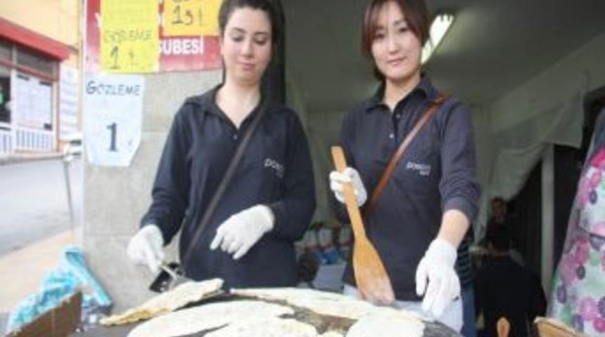 Güney Koreliler, Fakir Aileler Için Hamur Açıp, Gözleme Yaptı