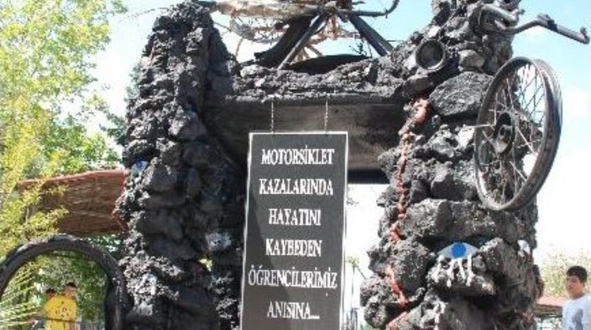 Okula Kaza Yapmış Motosiklet Anıtı Diktiler