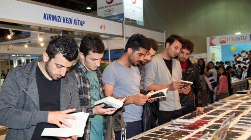 Tokat'taki &Uuml;niversite &Ouml;ğrencileri Kitap Fuarını Ziyaret Etti