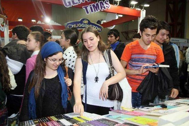 Tokat'taki Üniversite Öğrencileri Kitap Fuarını Ziyaret Etti