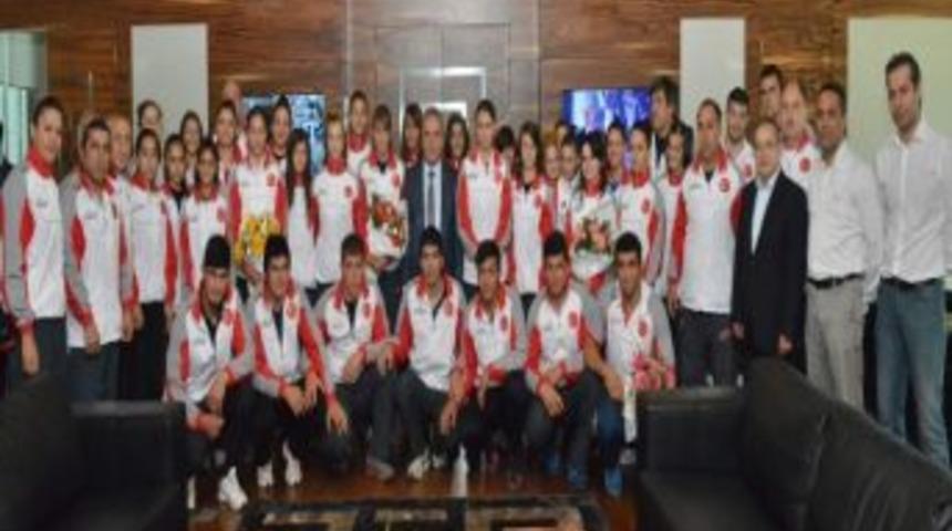 Sporculardan Başkan B&ouml;cek&rsquo;e Teşekk&uuml;r Ziyareti