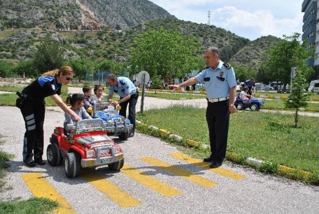 Polisten Oyuncak Arabalarla Trafik Eğitimi