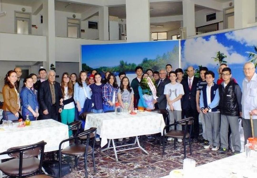 &Ouml;ğrencilerin Huzurevi Ziyaretinde Duygu Dolu Anlar Yaşandı