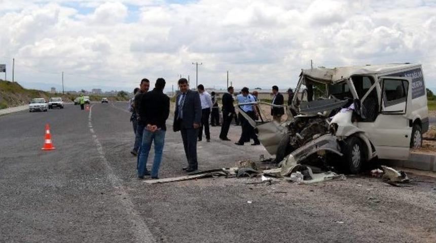 Niğde&rsquo;de kamyonla minib&uuml;s &ccedil;arpıştı: 2 &ouml;l&uuml;