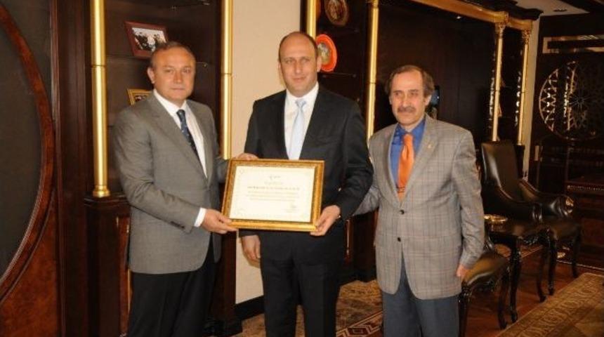 Vali Kızılcık&rsquo;tan Trabzon&rsquo;da İstihdama Katkı Yapan Başarılı 10 İşyerine Teşekk&uuml;r Belgesi